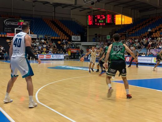 Pitu Jiménez intentando superar la defensa manchega en el partido de la primera vuelta - Foto: Hestia Menorca