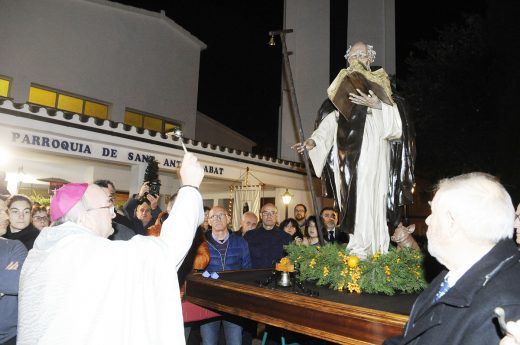 Monseñor Conesa bendiciendo la imagen de Sant Antoni el pasado mes de enero