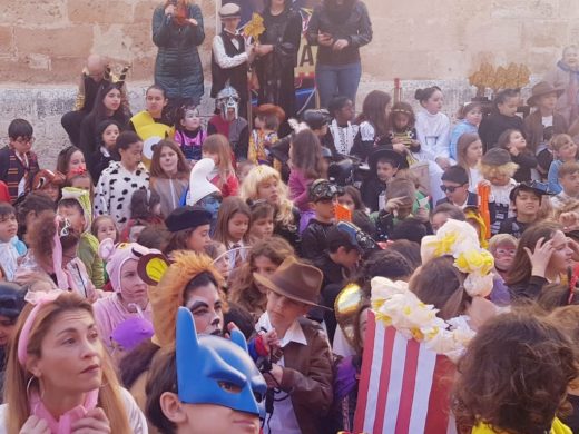 (Fotos) Un desfile infantil de carnaval “de cine” en Ciutadella