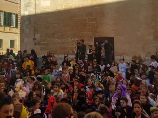 (Fotos) Un desfile infantil de carnaval “de cine” en Ciutadella