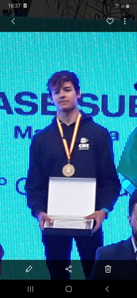 David Ponsetí, con el trofeo (Foto: CN Ciutadella)