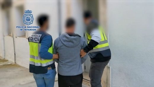 Los agentes escoltan a uno de los detenidos (Foto: Policía Nacional)