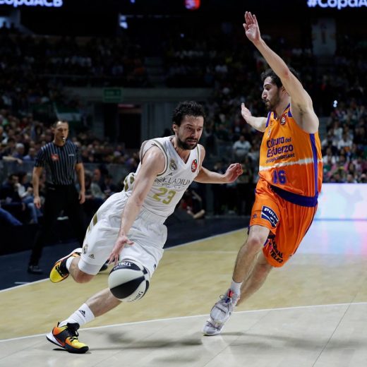 Llull penetra ante Vives (Foto: Real Madrid)