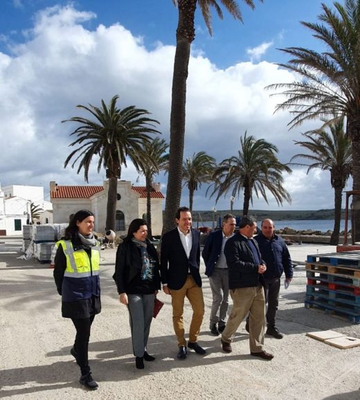 Las autoridades han visitado el puerto de Fornells este miércoles