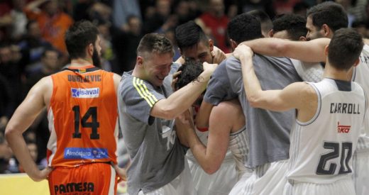 Llull, felicitado tras la canasta (Foto:  ACB Photo)