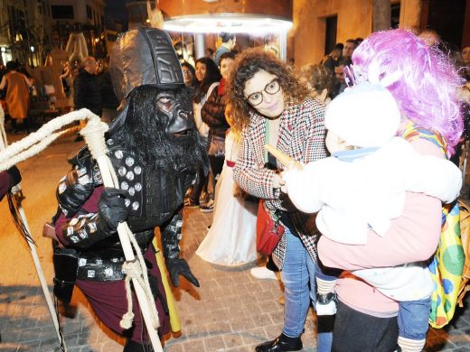 (Vídeo y galería de fotos) Luz, color y fiesta en el Carnaval de Maó