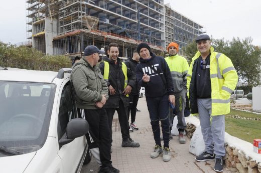 Empleados, ayer delante del hotel (Foto: Tolo Mercadal)