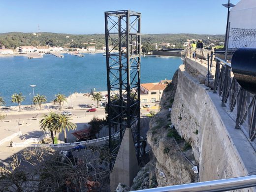 Colocan la estructura del segunda ascensor del puerto de Maó (Foto: Carlos Juaristi)