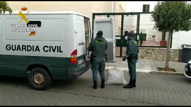 Agentes, cargando la furgoneta (Fotos: Guardia Civil)