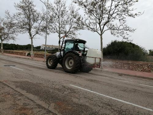 Payeses desinfectando en las calles (Foto: Ajuntament de Ciutadella)