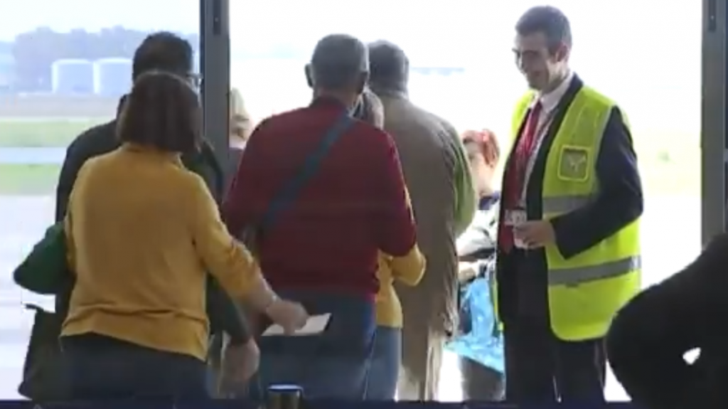 Los pasajeros, embarcando en el aeropuerto de Badajoz.