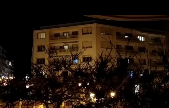 Cacerolada desde los balcones de Maó.