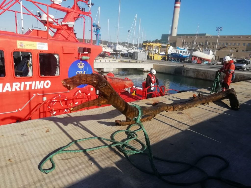 Uno de los troncos, en el puerto de Maó (Foto: Salvamento Marítimo)