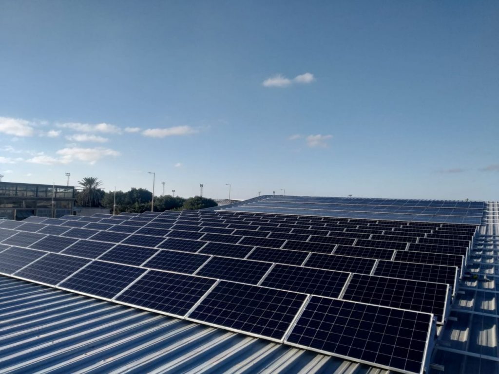 Instalación solar fotovoltaica de la piscina de Ciutadella