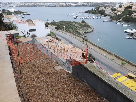 (Fotos) Alertan del peligro de derrumbe por una obra en Cala Llonga