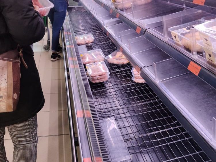 Estanterías vacías en un supermercado de Maó.