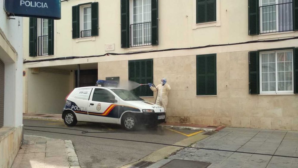 Desinfección de uno de los vehículos (Fotos: Policía Nacional y Protecció Civil)