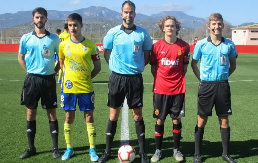 Capitanes con el trío arbitral (Foto: futbolbalear.es)