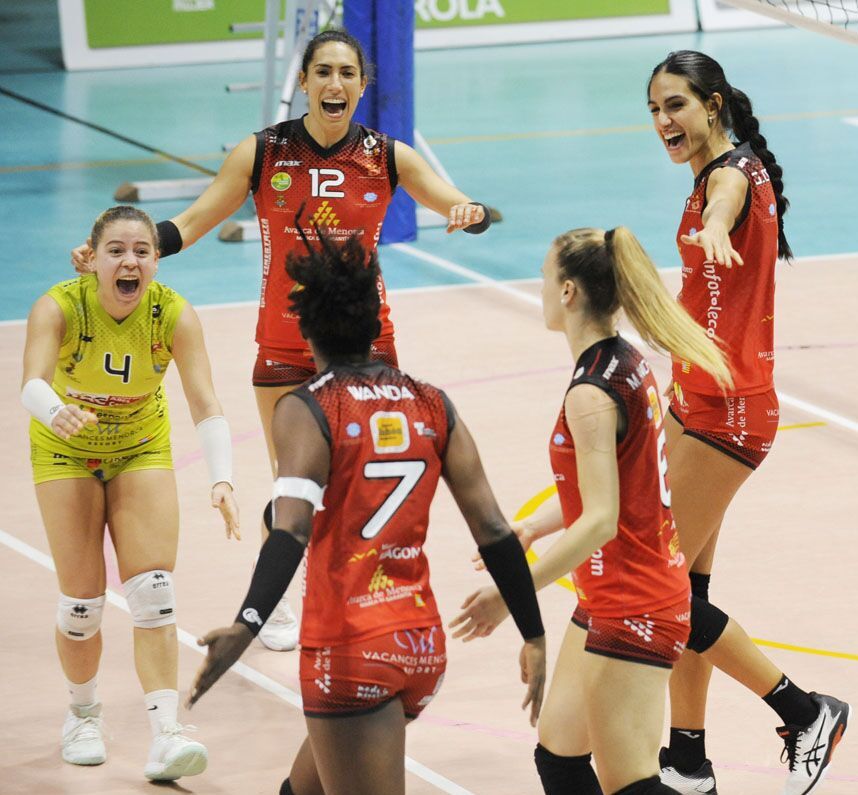 Las jugadoras celebran un punto (Foto: Tolo Mercadal)