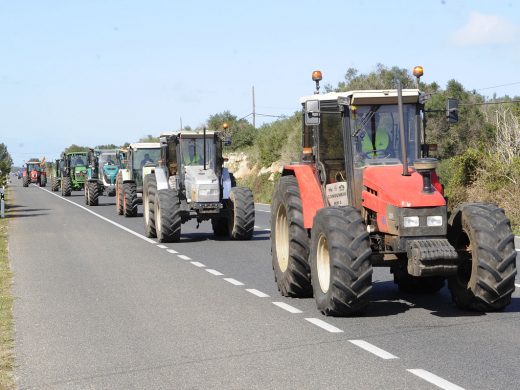 (Vídeo y galería de fotos) Los tractores “toman” Menorca