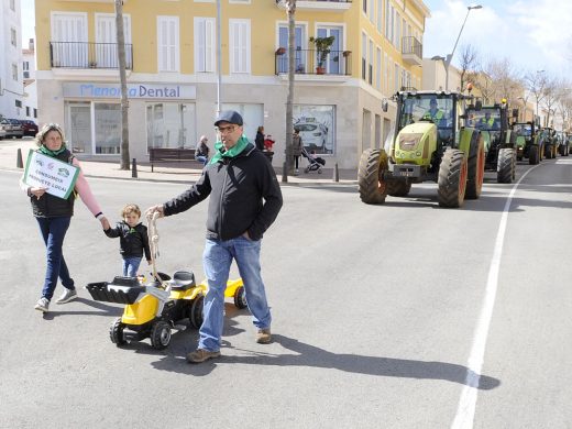 (Vídeo y galería de fotos) Los tractores “toman” Menorca