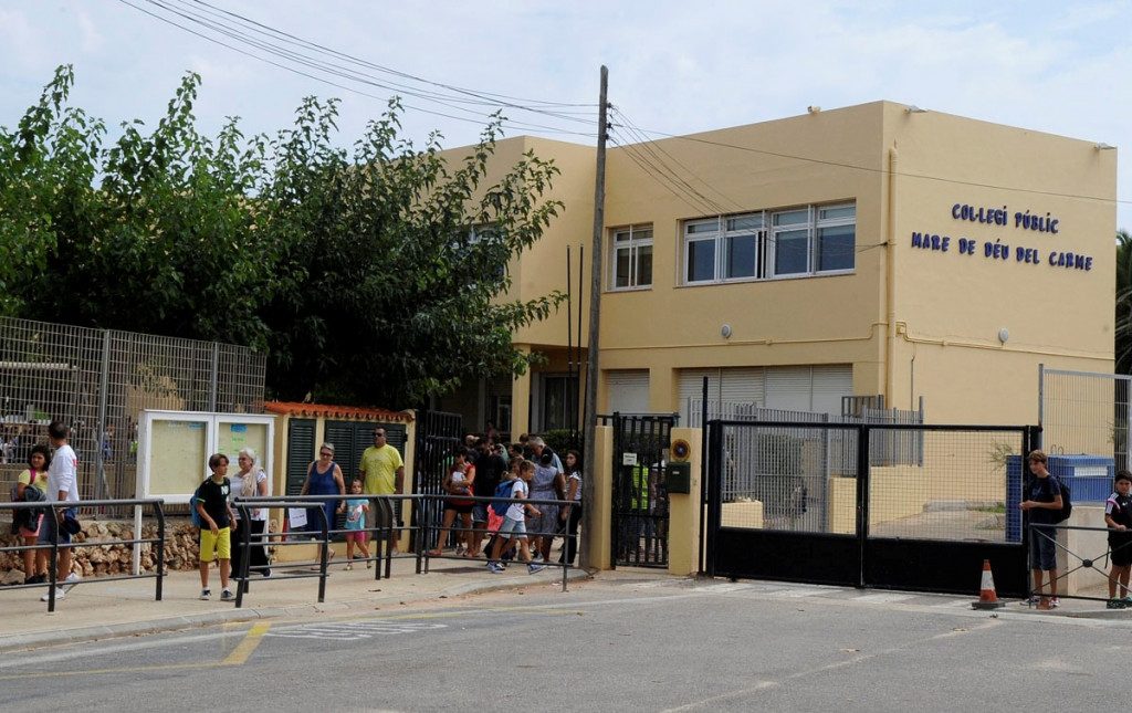 Alumnos entrando en el colegio (Foto: Tolo Mercadal)