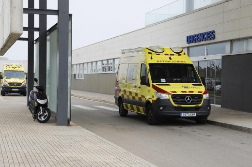 Ambulancia en el Mateu Orfila (Foto: Tolo Mercadal)