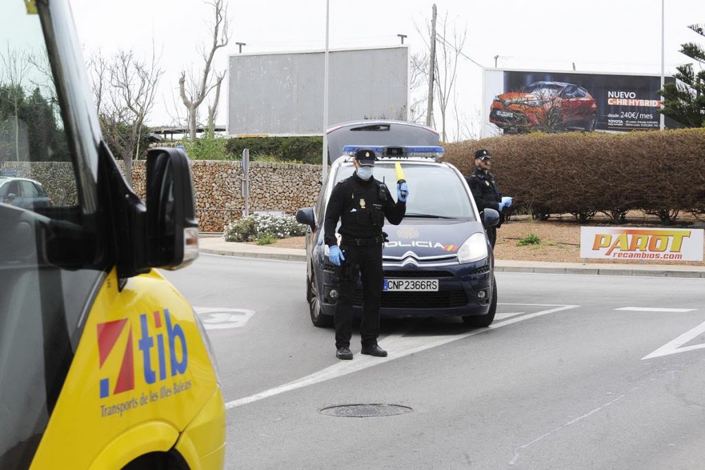 Controles policiales para evitar el contagio por coronavirus (Foto: Tolo Mercadal)