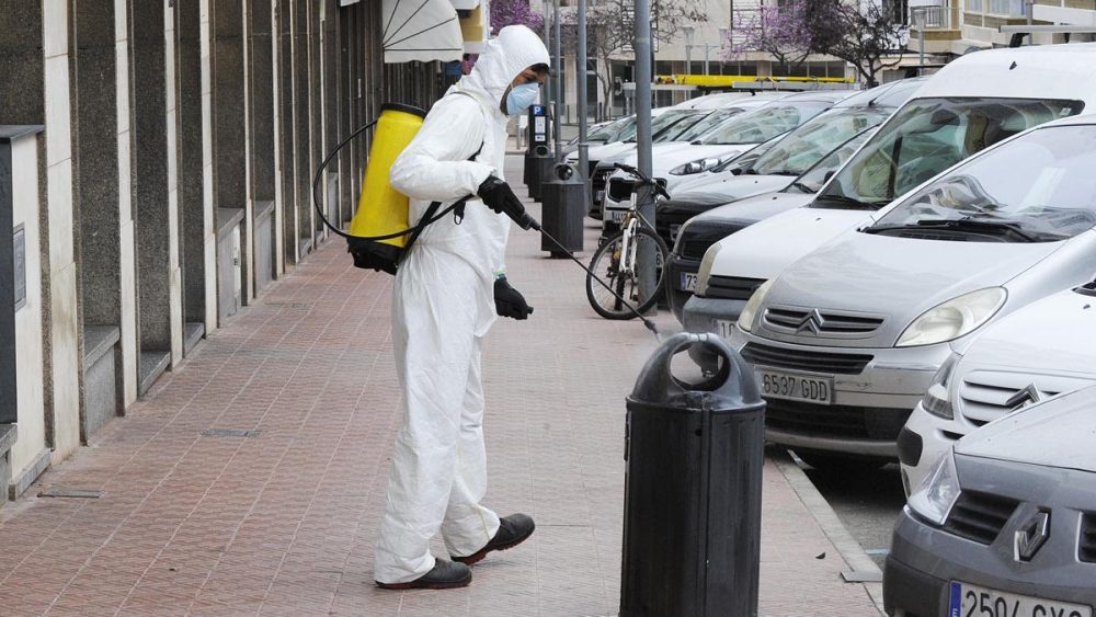 Un operario fumigando las papeleras esta mañana en las calles de Maó (Foto: Tolo Mercadal)