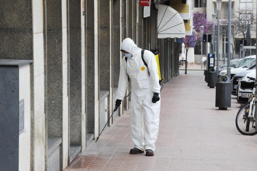 Operarios de Maó desinfectaron las calles de la ciudad durante el Estado de Alarma