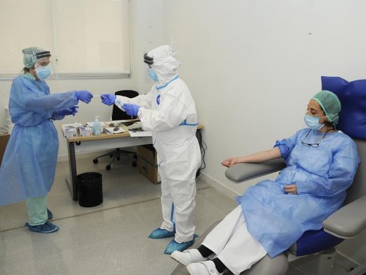 (Fotos) Comienzan las pruebas a los profesionales sanitarios de Menorca