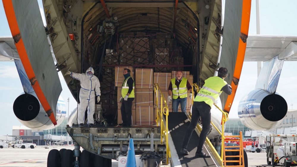 Momento en el que se descargan el material sanitario de un avión (Foto: Govern balear)