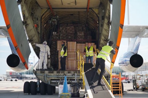 Momento en el que se descargan el material sanitario de un avión (Foto: Govern balear)