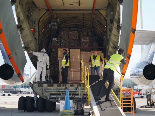 Llega más material sanitario: 1 millón de guantes y 30.000 trajes de protección