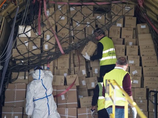 Llega más material sanitario: 1 millón de guantes y 30.000 trajes de protección