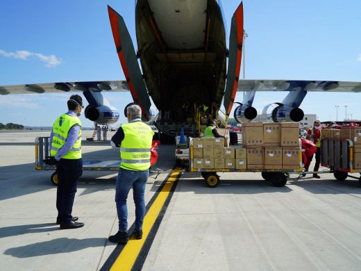 Llega más material sanitario: 1 millón de guantes y 30.000 trajes de protección