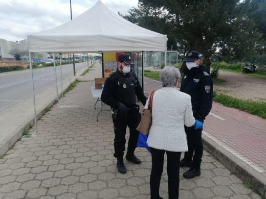 Reparto de mascarillas a los trabajadpres que usan el transporte público en la isla