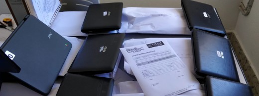 El Policía tutor ha repartido un centenar de ordenadores a los escolares que los necesitaban