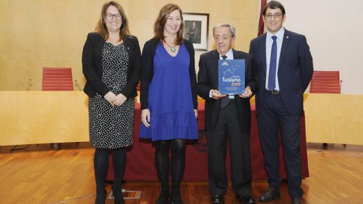 Emili de Balanzó junto a las presidentas de Baleares y Menorca recibiendo un premio por su trabajo en el sector turístico