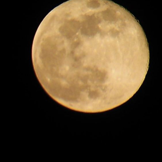 Una imagen de la luna sobre el cielo de la Isla (Foto: César Barrachina)