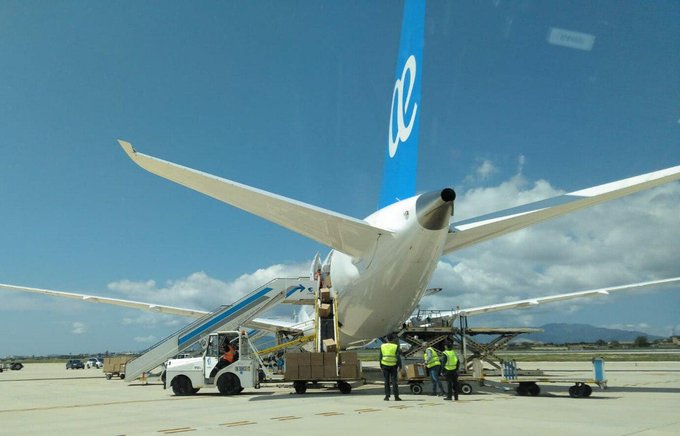 Imagen del avión que ha trasladado el material.