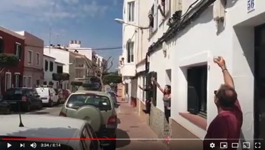 Imagen del vídeo protagonizado por familias de Es Castell