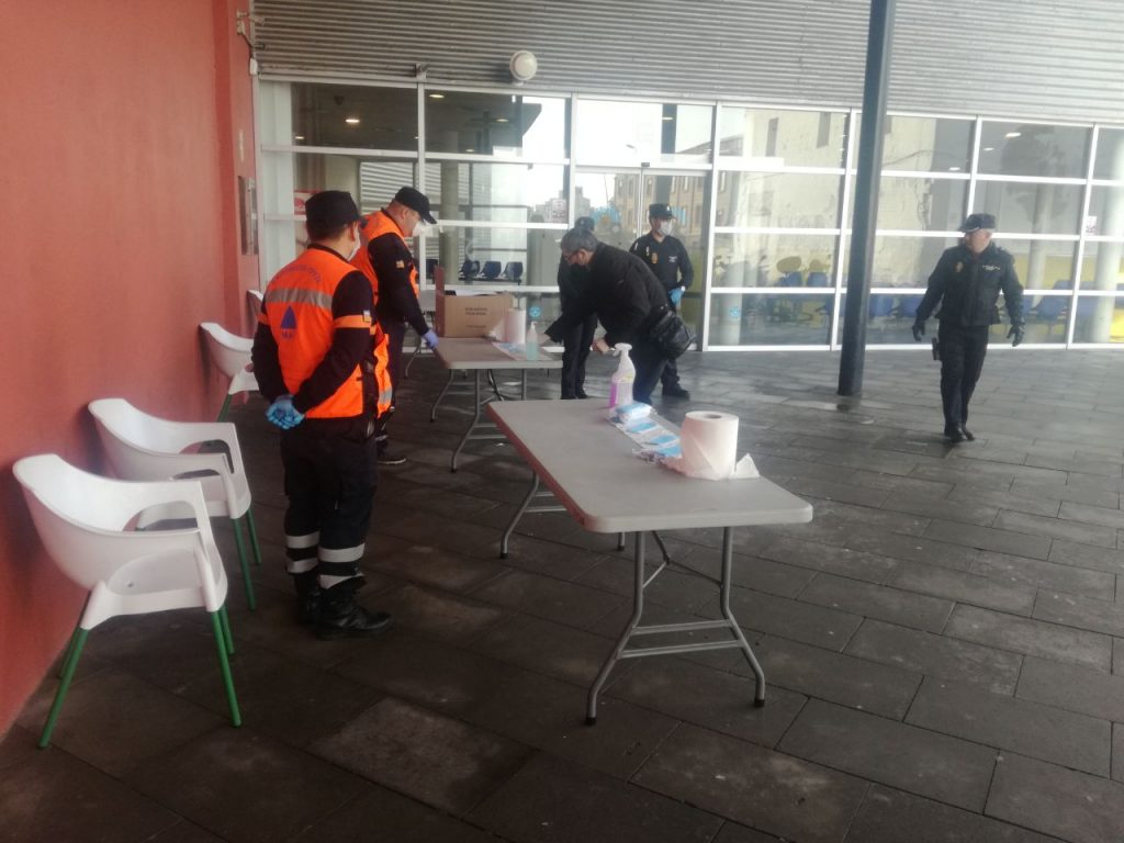 Reparto de mascarillas en la estación de autobuses de Maó (Foto: 112 Illes Balears)