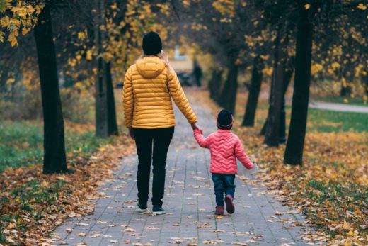 Un niño pasea con su madre.