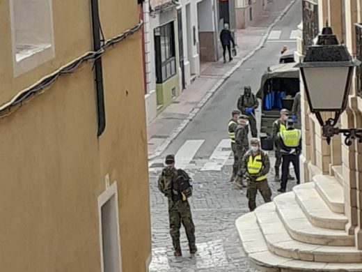 (Fotos) El Ejército también desinfecta la Plaça Constitució de Maó