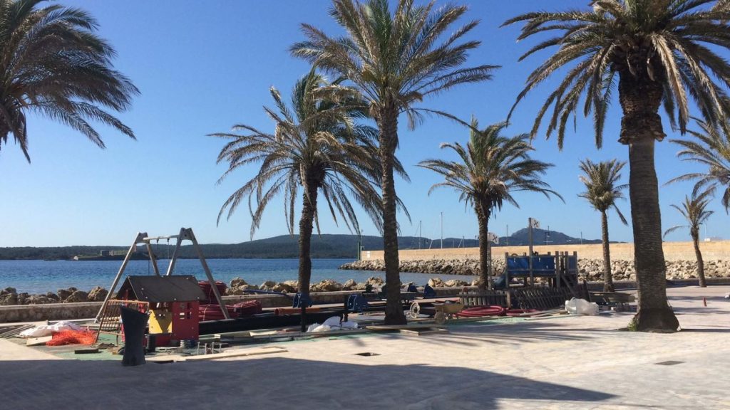 Ya se está pavimentando la zona del Puerto de Fornells en la que se ha actuado