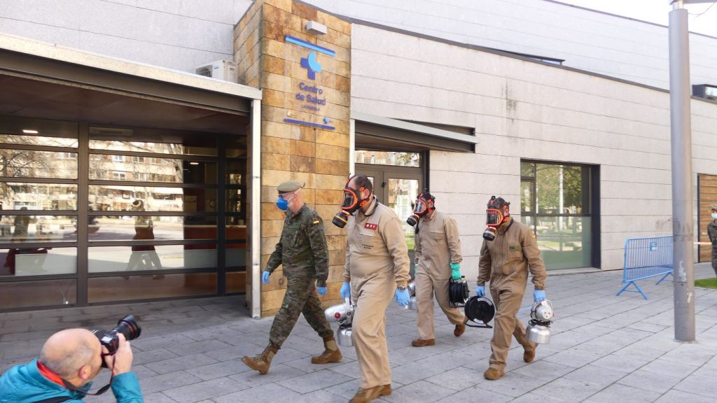 Miembros del Ejército listos para desinfectar un centro de salud (Foto: @EjércitoTierra)