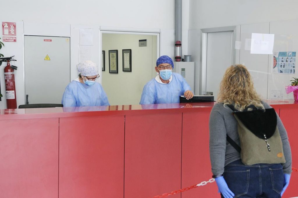 El único profesional sanitario que quedaba afectado por el virus ha recibido el alta (Foto: Tolo Mercadal)