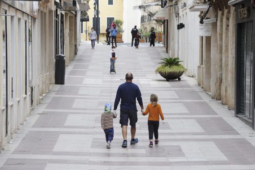 Gente paseando por el centro de Maó (Foto: Tolo Mercadal)