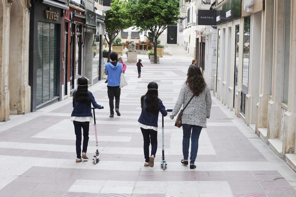 Gente caminando por el centro de Maó el pasado domingo (Foto: Tolo Mercadal)